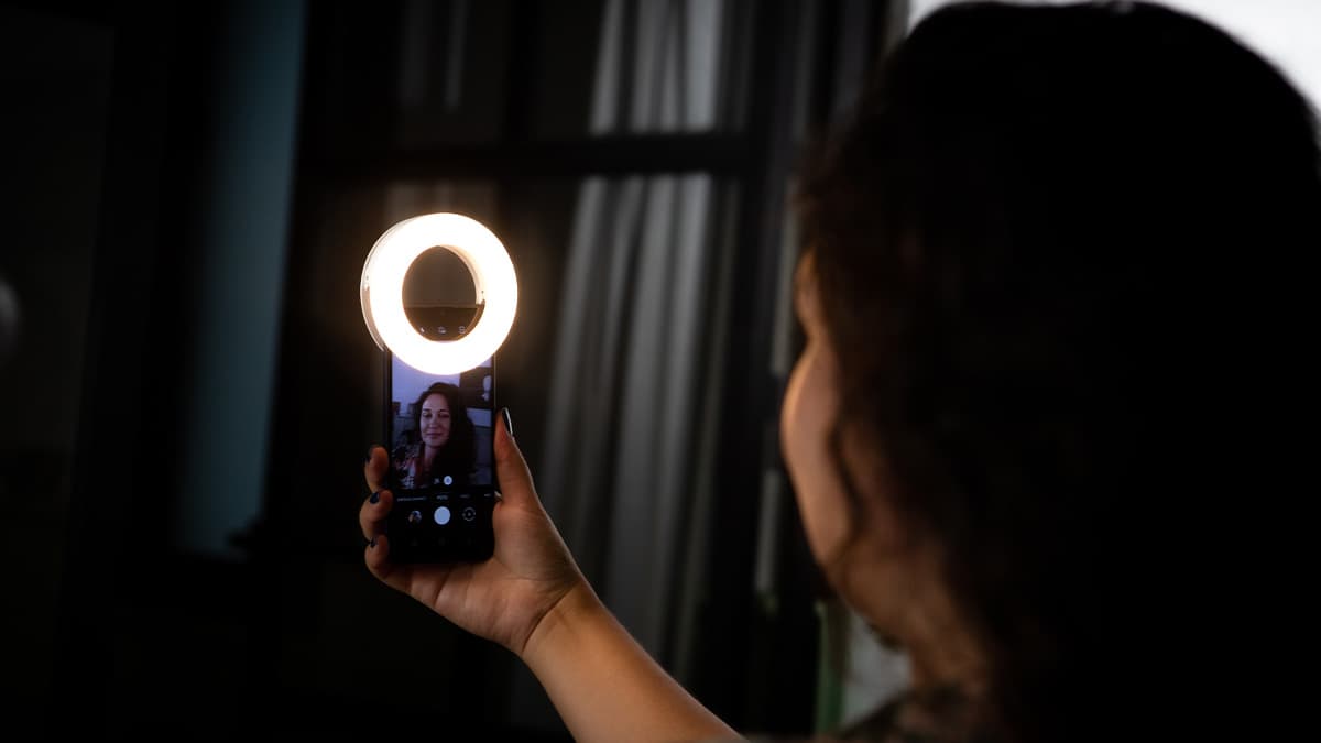 OlumiRing selfie light attached to a phone